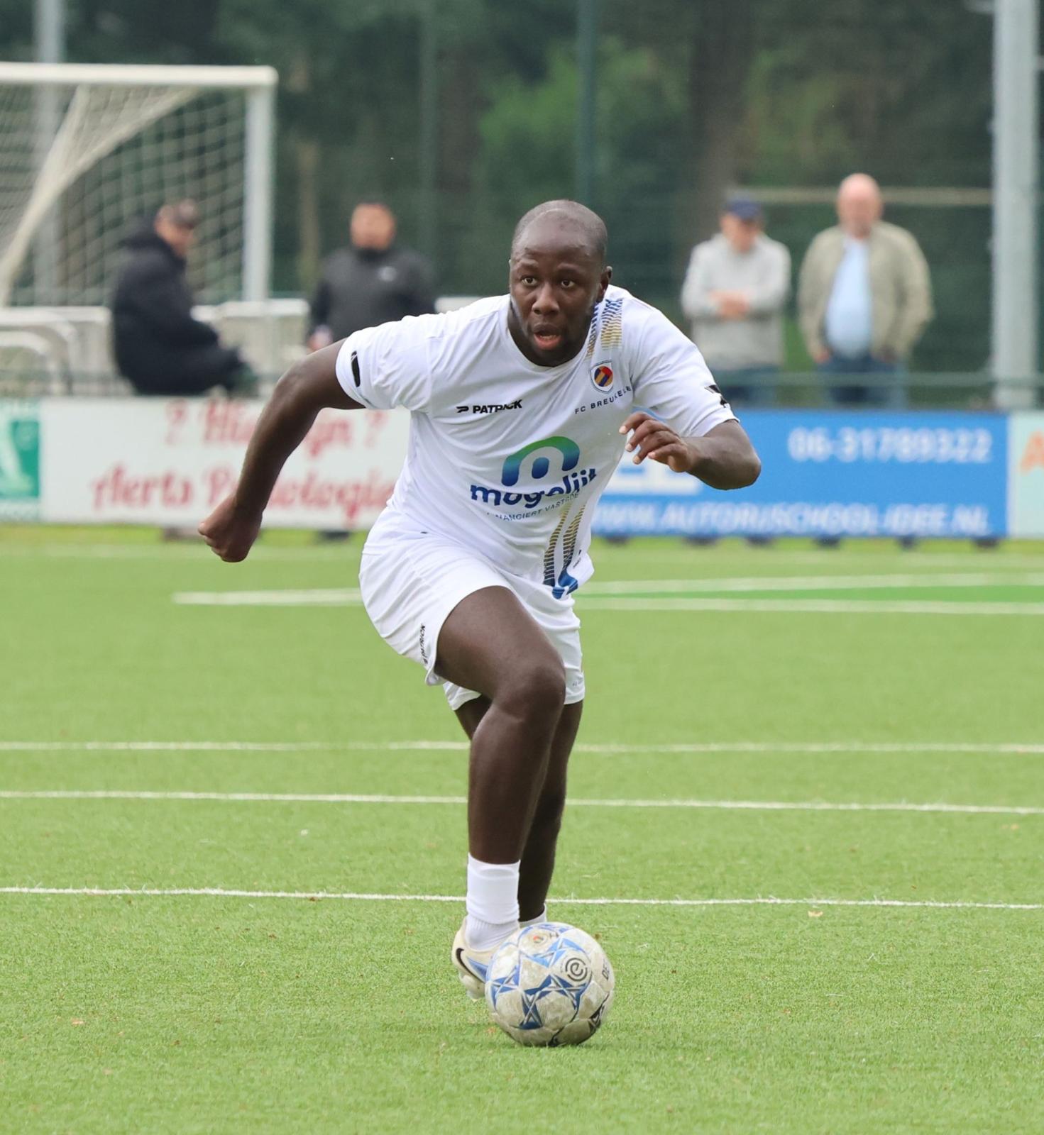 Kenneth Aninkora ook volgend seizoen bij FC Breukelen